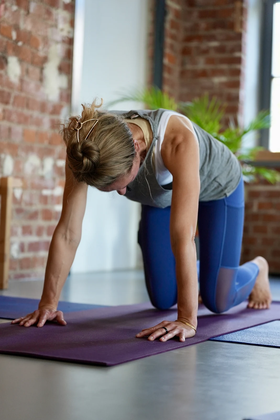 Anne bei einer Pilatesübung im Vierfüßlerstand auf einer Matte.