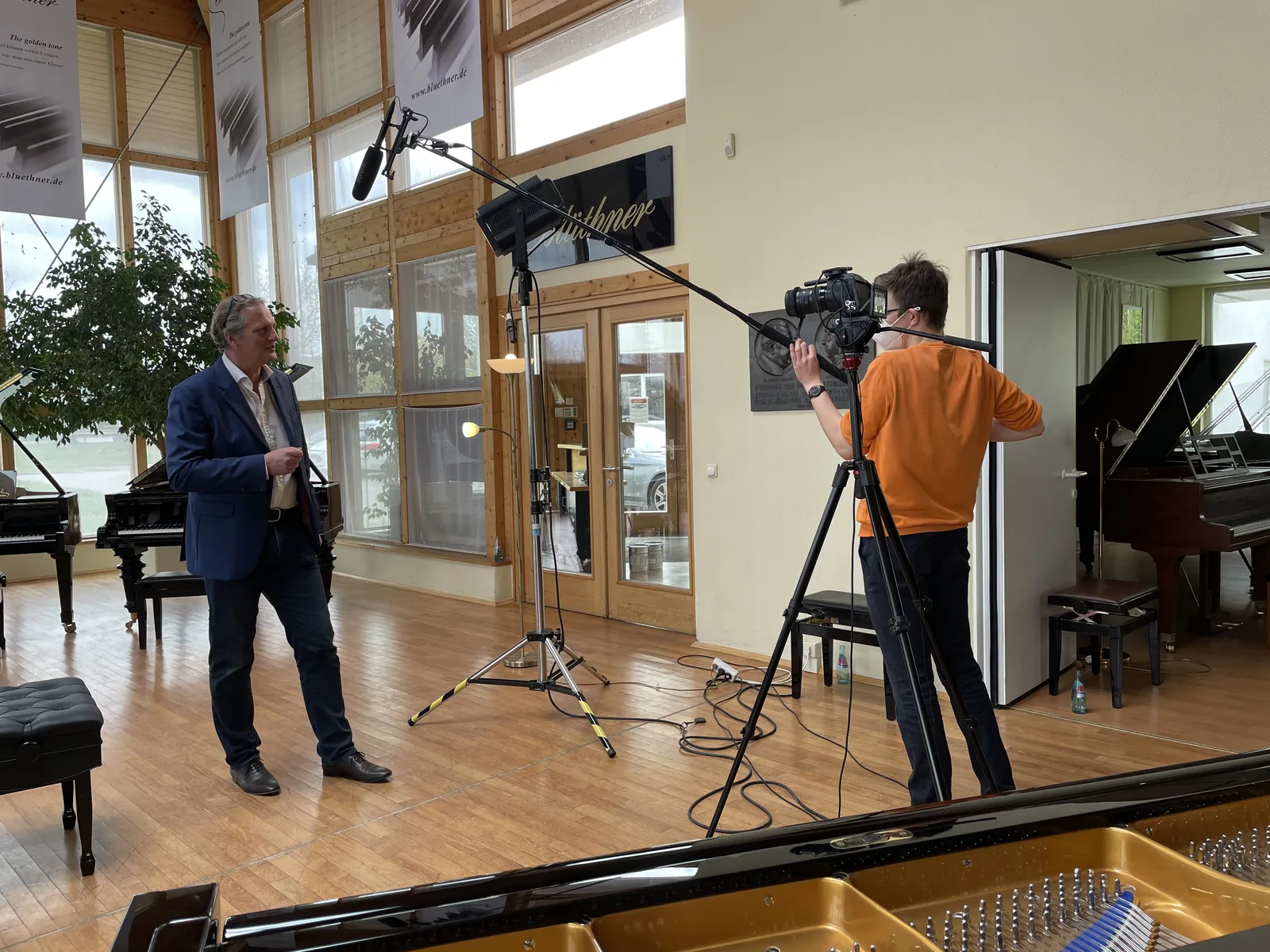 Interviewaufnahme mit Kamera, Mikrofon und Beleuchtung zwischen Flügeln.