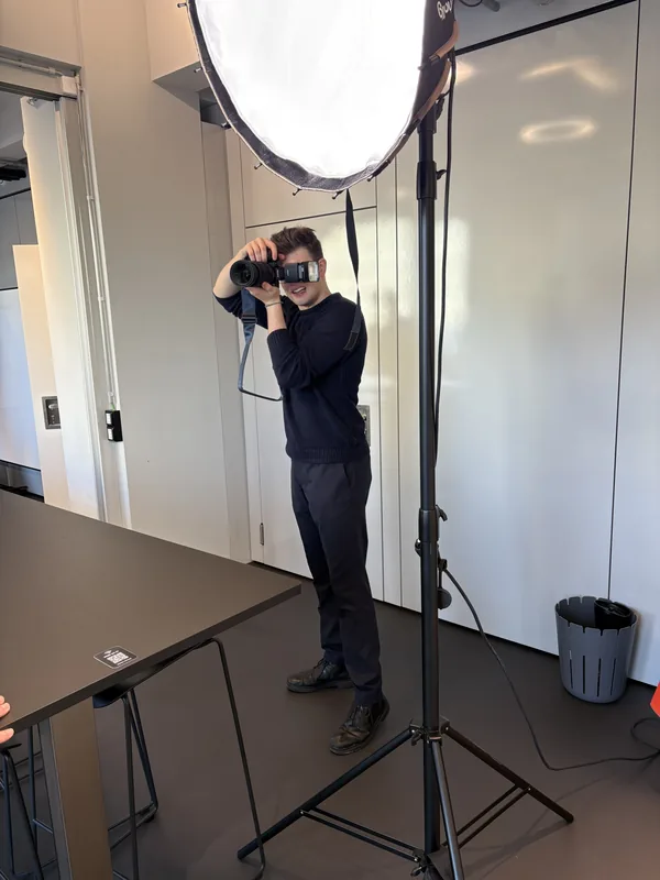 Fotografische Aufnahme neben einem großen Lichtschirm.