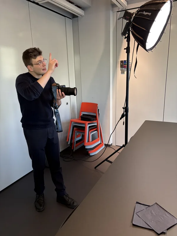 Vorbereitung einer Fotoaufnahme mit Kamera und Lichtschirm.