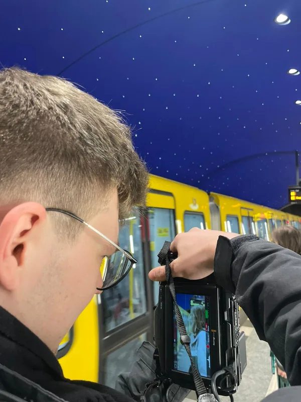 Kameraaufnahme neben einer gelben Straßenbahn.
