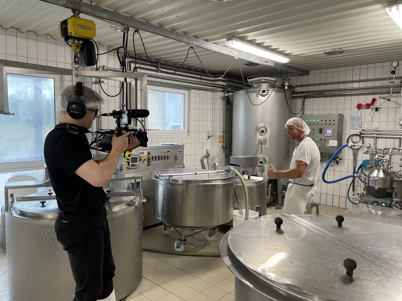 Kameraaufnahme in den Produktionsräumen der Hofmolkerei Bennewitz.