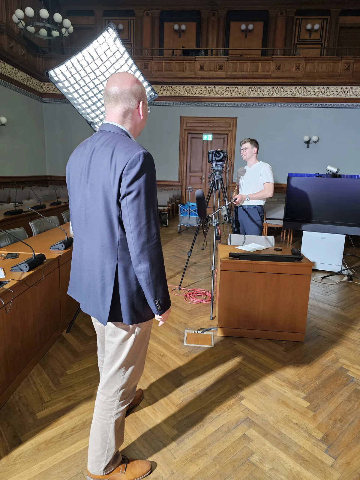 Vorbereitung eines Interviews mit großem Lichtpanel und einer Kamera.