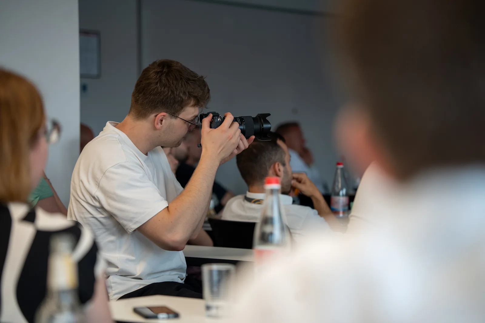 Blick hinter die Kulissen: ein Fotograf hält einen Moment während des Anwendertreffens fest.