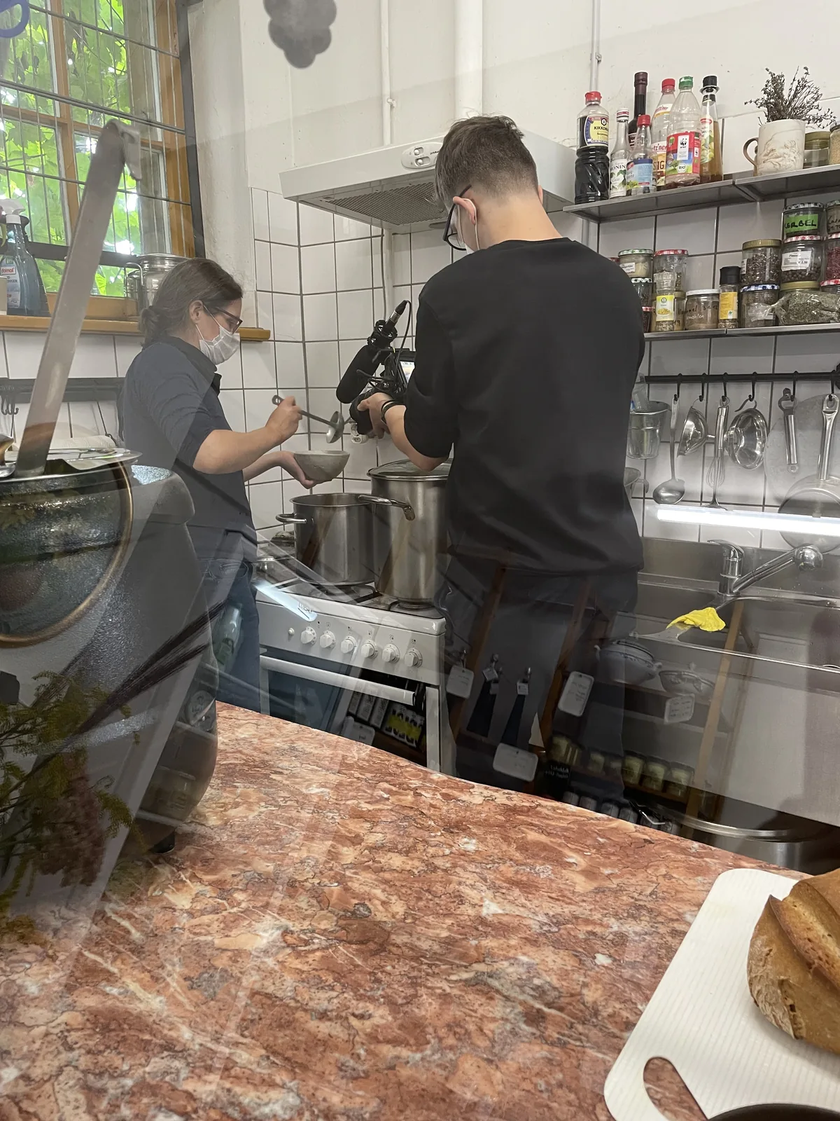 Kameraaufnahme bei der Arbeit in einer Küche.