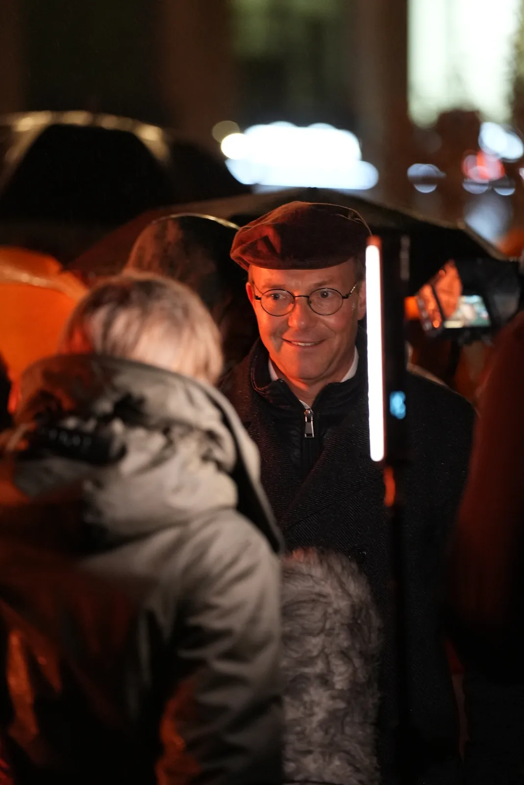 Gespräch vor der Kamera bei einer abendlichen Veranstaltung.