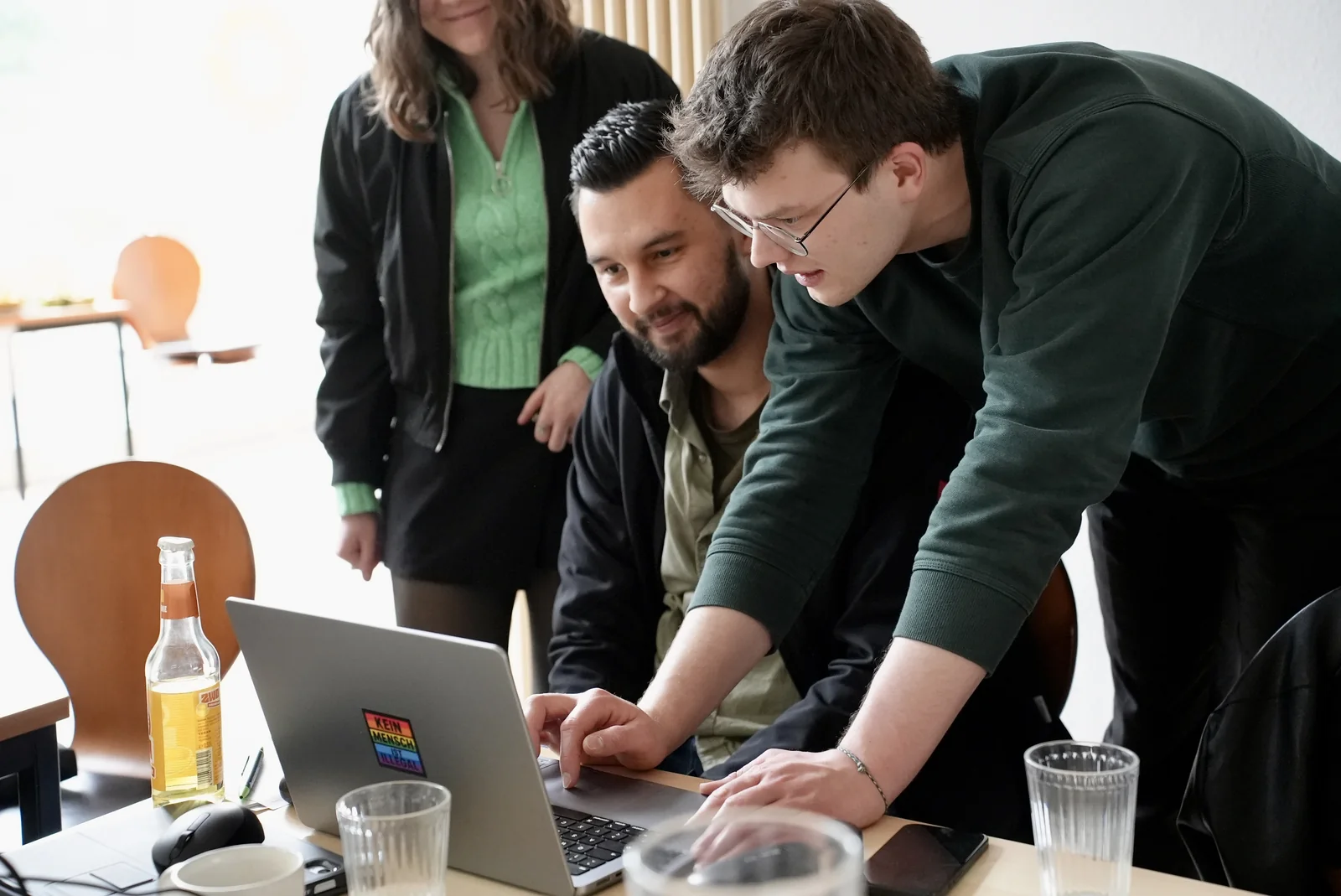 Constantin unterstützt einen Teilnehmer am Laptop während eines Workshops.
